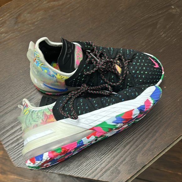 Youth Nike LeBraun 18s Multi color size 4.5. - Picture 5 of 5